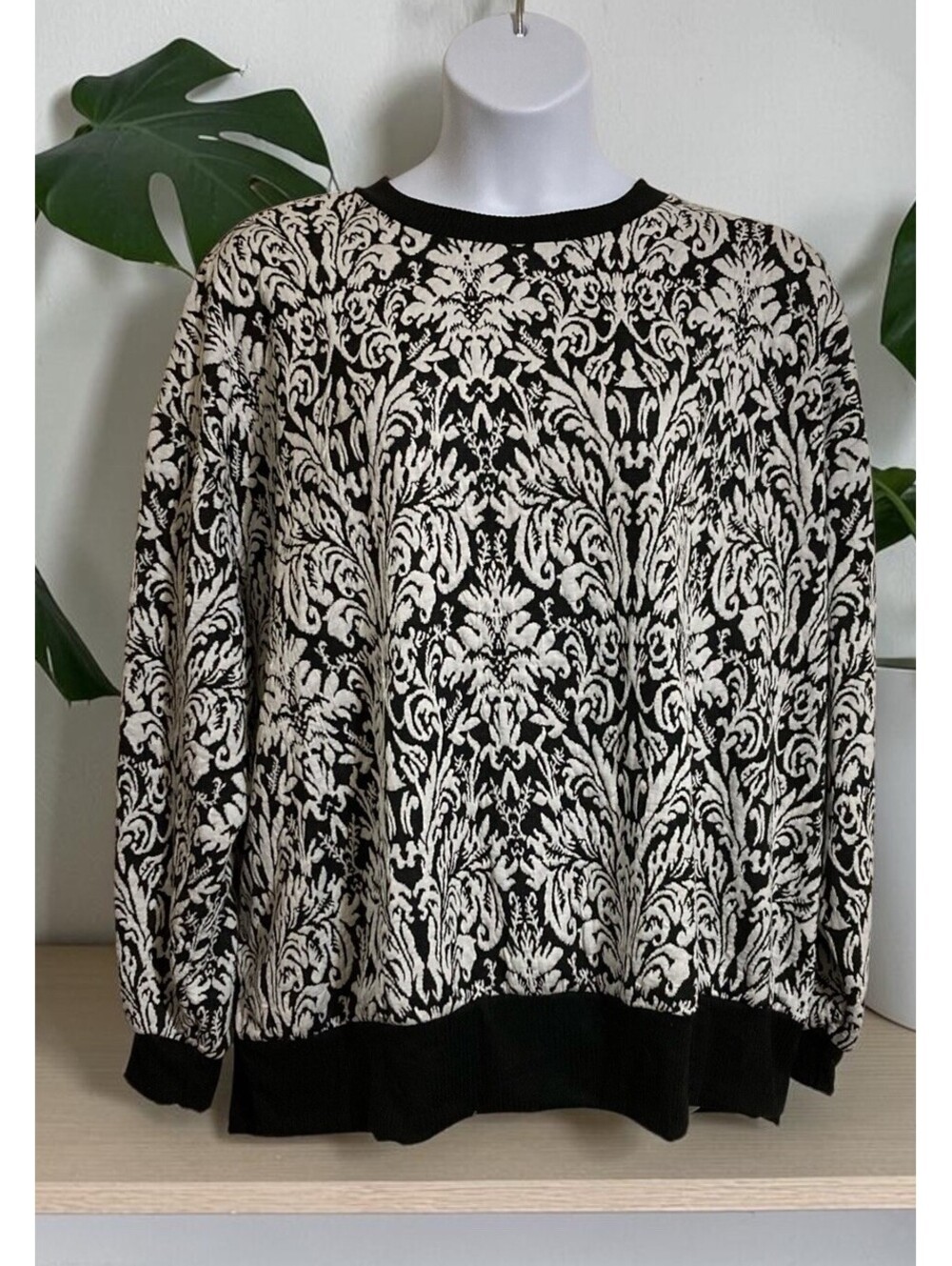 Women Like Love Blk/Wht Long Sleeve Pullover Paisley Design Top Sz 2X